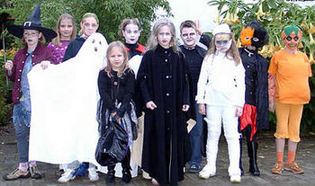 ハロウィン400px-Kinder_feiern_Halloween_-_2004.jpg